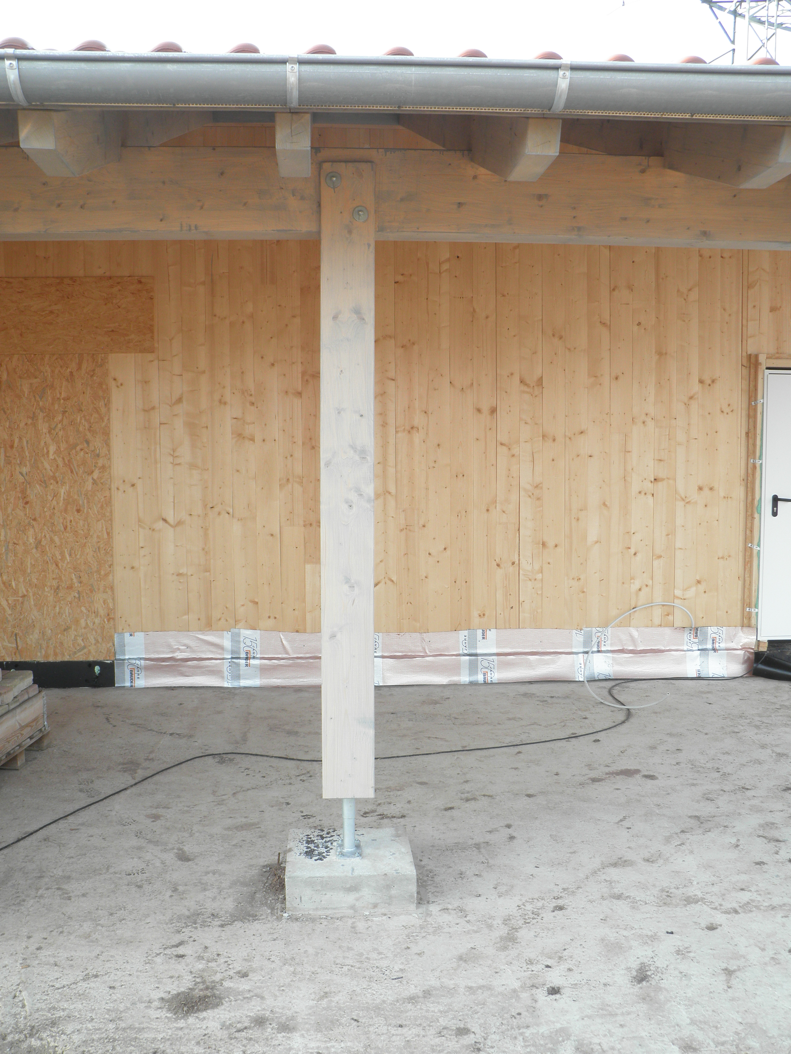 Anwendung Stützenfuß Vario mit Holzpfosten in Garagenbau
