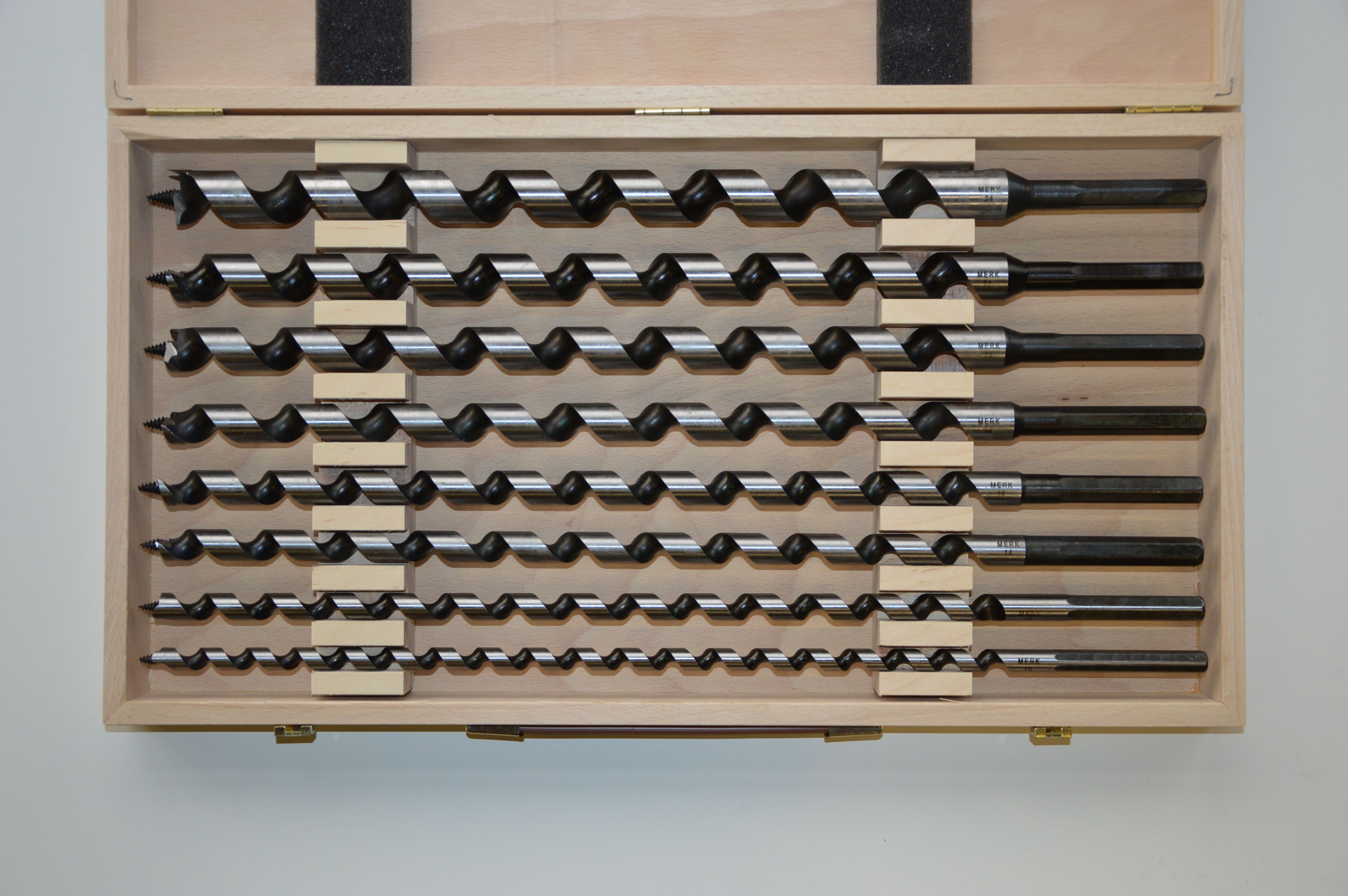 8-teiliger Bohrersatz im Holzkasten in Durchmessern 10, 12, 14, 16, 18, 20, 22 und 24 mm und 460 mm Länge