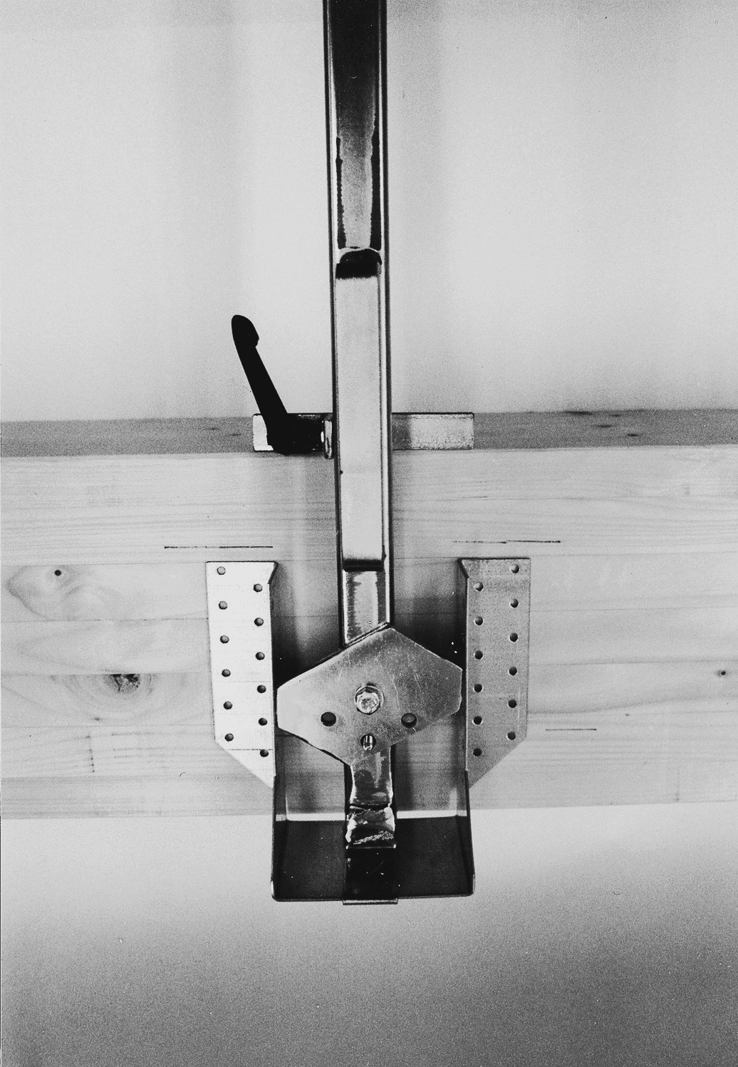 Beschlaghalter_3 Anwendung Stahlteil zum Justieren von Balkenschuh an Pfosten