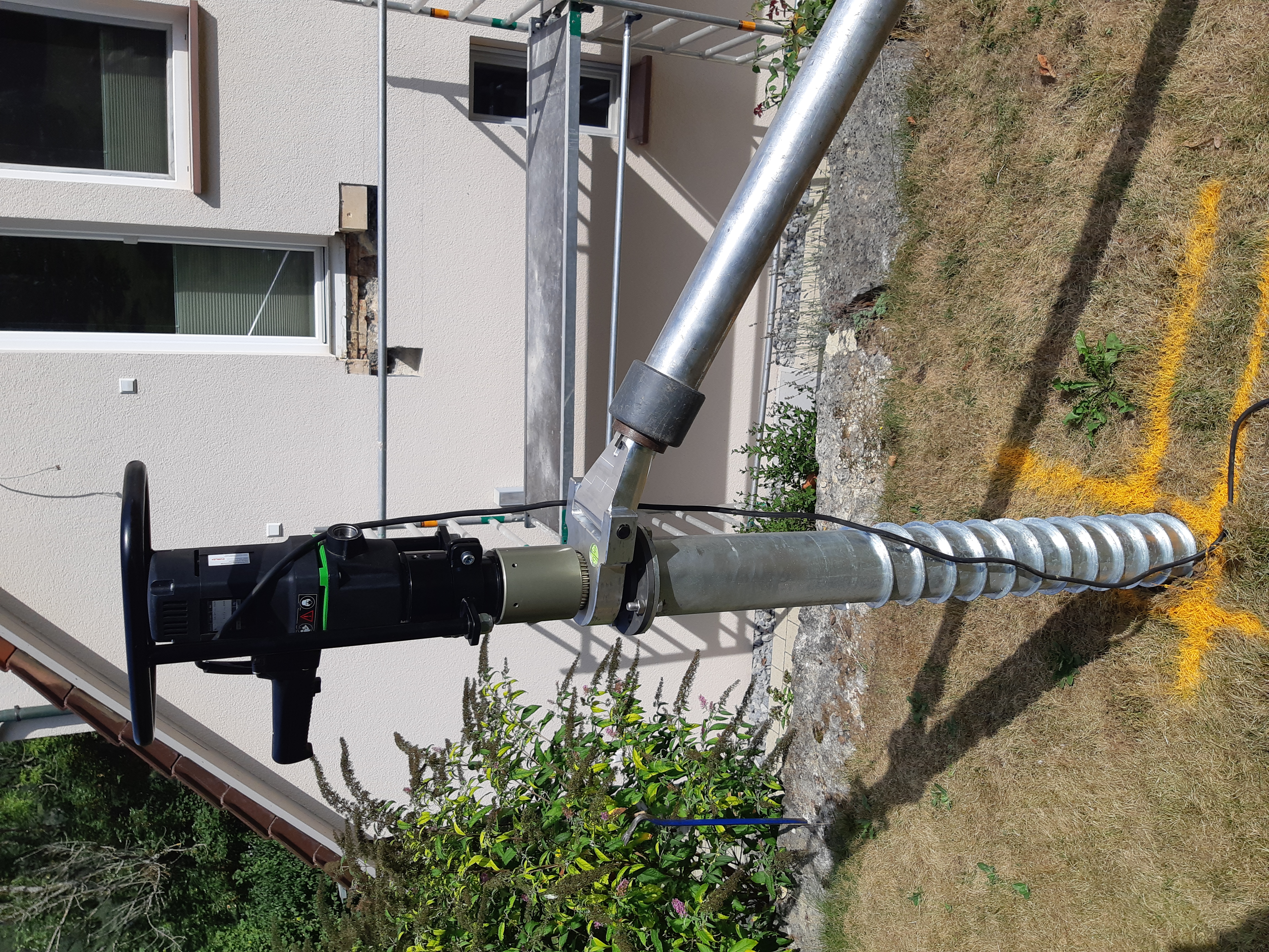 Schraubfundament Anwendung_1 Anwendungsbild Fundament-Eindrehmaschine mit Schraubfundament und Teleskopabstützrohr