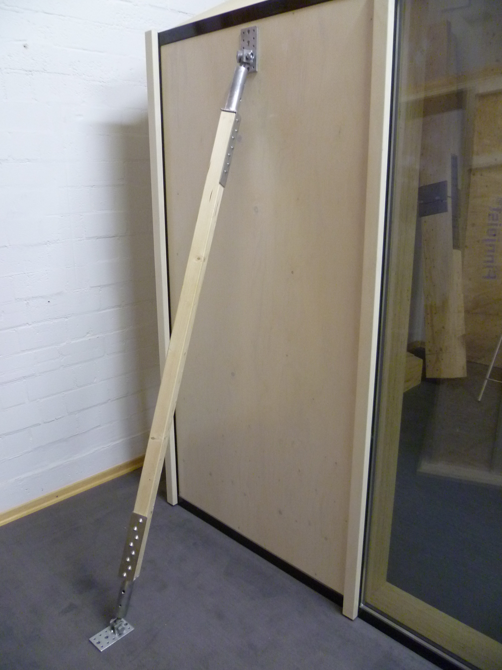 Anwendung Montagestütze Justo mit eingeschraubtem Holzstab